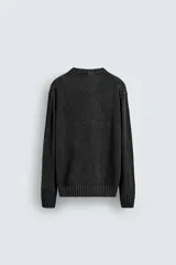 Jersey de corte relajado confeccionado en hilatura de algodón con efecto lavado. Presenta cuello redondo, manga larga y acabados en rib en cuello, puños y bajo.