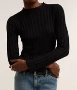 Suéter de punto de la marca Cortelle, con cuello redondo, mangas largas y diseño de rayas verticales texturizadas con hilos metalizados incorporados.