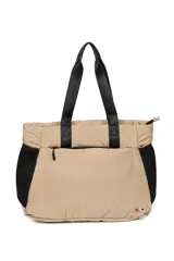 Bolso de gran capacidad color beige, con detalles en negro. Cuenta con bolsillos laterales de red, correas de hombro reforzadas y cierre superior. Diseño funcional con acabado en poliéster.
