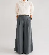 Pantalón wide leg de lino natural, color gris oscuro, de tiro alto con pinzas en la parte delantera y bolsillos laterales.