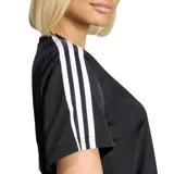 Remera Adidas de cuello redondo y manga corta, color negro con las icónicas tres tiras blancas en los hombros y mangas, y logo del trébol bordado en el pecho.