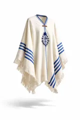 Poncho de color crudo con detalles en azul, incluyendo rayas horizontales en los laterales y el escudo nacional de Uruguay bordado en el centro. Presenta terminación de flecos en el ruedo y cuello en V con ribete azul.