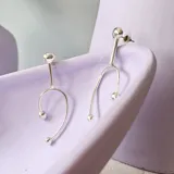 Aros colgantes de plata 925 o plata 950 con baño de oro 18k, con forma de diapasón.