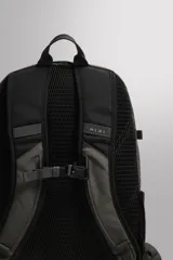 Mochila de deporte multiuso Zara Athleticz confeccionada en tejido técnico color gris oscuro, con un volumen de 30 litros, tres compartimentos principales con cierre de cremallera, bolsillo frontal con cordón elástico tipo bungee, compartimento interior para dispositivos electrónicos de hasta 15 pulgadas, dos bolsillos laterales elásticos para botellas, parte posterior acolchada y transpirable, y detalles reflectantes.