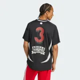 Camiseta de manga corta Adidas Teamgeist de color negro, con cuello redondo y diseño gráfico con estampas y patrocinadores deportivos en el pecho y las mangas. Presenta detalles en blanco y gris en los laterales.