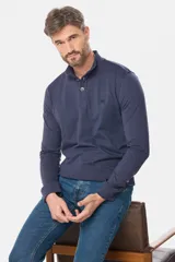 Remera de manga larga tipo buzo liviano, confeccionada en tejido jersey color azul liso. Presenta cuello con cierre de botones y puños en rib.