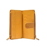 Billetera tipo fichero de cuero sintético color camel, con textura granulada, cierre doble y solapa frontal con broche decorado con una flor y logo metálico.