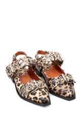 Sandalias con estampado animal print, con puntera cerrada y tiras con hebillas y ojales.