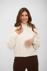 Sweater de punto con cuello alto, manga larga y corte holgado.