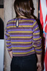 Sweater de hilo con lurex a rayas horizontales en tonos verde, azul y gris. Diseño crop oversize con calce relajado y hombro caído.