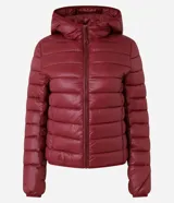 Campera puffer deportiva de mujer, confeccionada en tejido tecnológico ligero con relleno acolchado. Presenta capucha integrada, cierre frontal con cremallera y diseño de manga larga. La prenda destaca por su versatilidad, siendo capaz de transformarse en una pequeña cartera.