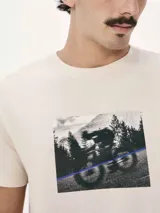 Remera de manga corta color beige con cuello redondo y diseño estampado en el pecho con el número 1880.