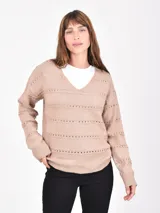 Buzo de tejido de punto color marrón oscuro, con cuello en V y detalles calados horizontales a lo largo del cuerpo y mangas.