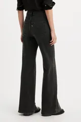 Jeans negros de tiro alto, corte acampanado y estilo "bell bottom".