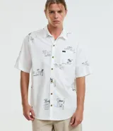 Camisa de tricolina blanca con estampado minimalista de estilo sketch con motivos de playa, palmeras e islas. Presenta cuello inglés, manga corta, cierre frontal con botones y un bolsillo aplicado en el pecho con etiqueta negra.