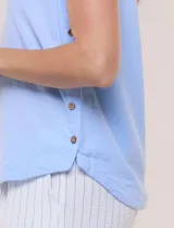 Blusa sin mangas color celeste, de cuello redondo y corte recto, con detalle de botones decorativos en el lateral del ruedo.