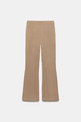 Pantalón flare de tiro medio, confeccionado en mezcla de viscosa y lino, con diseño de rayas verticales en tono beige. Cuenta con bolsillos delanteros y bajo acabado en línea evasé. Cierre frontal con cremallera, botón y ganchos metálicos.