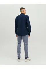 Camisa de manga larga azul marino, con cuello abotonado, cierre con botones blancos y bolsillo de parche en el pecho. Corte slim fit. Marca Jack & Jones.
