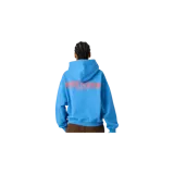 Hoodie azul con capucha y estampado en la espalda en color rojo con texto de la marca, de corte oversize.