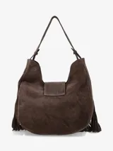 Cartera tipo hobo de cuero color marrón, con diseño de flecos largos en los laterales y la base. Presenta una correa fija para el hombro y un cierre frontal con solapa y hebilla metálica rectangular.