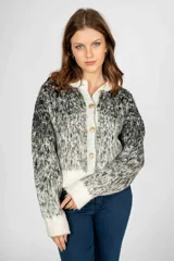 Saco tipo cardigan de punto con textura jaspeada en tonos negro, gris y blanco. Presenta cuello redondo, cierre frontal con botones dorados y puños y ruedo en tejido liso color blanco.