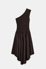 Vestido midi negro con escote asimétrico de un solo hombro, cuerpo ajustado y falda amplia de corte asimétrico con frunces en la cintura.