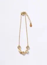 Pulsera de cadena fina con baño de oro 18k, compuesta por cinco dijes circulares y cuadrados engastados con zirconias brillantes.