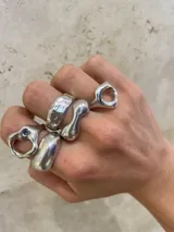 Anillo de plata 925 con diseño minimalista que combina formas geométricas y orgánicas.