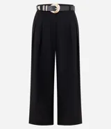 Pantalón cropped de sastrería de corte recto y tiro alto con pinzas frontales y bolsillos traseros, confeccionado en crepe. Incluye un cinturón de poliuretano con hebilla metálica.