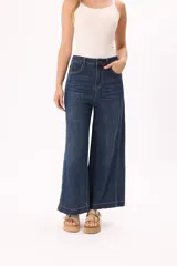Jean de tiro alto con corte wide leg en lavado azul oscuro clásico. Presenta costuras a la vista y diseño de cinco bolsillos.
