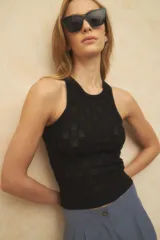 Top tramado color beige, sin mangas y ceñido al cuerpo.