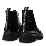 Botas de caña media estilo militar, color blanco hueso, con acabado de charol brillante y suela track gruesa de plataforma. Presentan cierre de cordones con ojales metálicos.