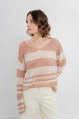 Sweater tejido a crochet con rayas horizontales anchas en color rosa viejo y crudo, escote en V y corte recto.