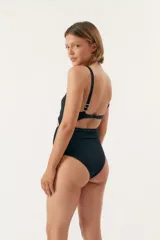 Traje de baño entero negro con textura acanalada, breteles anchos y escote con abertura circular en el centro.