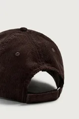 Gorra de seis paneles confeccionada en pana de algodón con visera curva y ajuste en la parte posterior.
