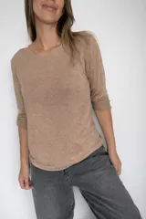 Sweater de tejido fino con cuello redondo y mangas largas, confeccionado en una mezcla de viscosa, angora y lana. Presenta un diseño minimalista y versátil con una textura suave y liviana.