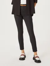 Pantalón de jean corte skinny, de tiro medio y color azul oscuro con costuras en contraste.