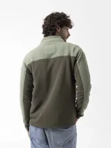 Campera polar Merrell bicolor en tonos verde militar y marrón, con cierre frontal completo, cuello alto y bolsillo en el pecho con cierre.