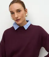 Buzo suéter de tricot con cuello redondo y puños ajustados, de diseño clásico y versátil.