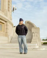 Sweater de punto azul marino con cuello alto y medio cierre metálico. Presenta un diseño de fit relajado con el logo "R" tejido en gran tamaño en el pecho.