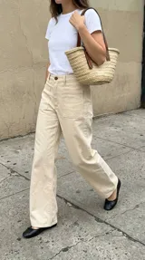 Pantalón de jean color crema, de corte wide leg y tiro alto. Confeccionado en algodón 100% reciclado, con bolsillos cuadrados en delantero y espalda.