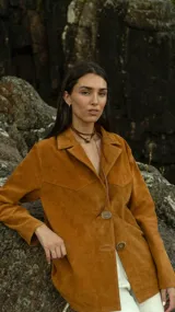 Blazer mostaza de gamuza con cuello solapa, cierre frontal con un botón y bolsillos de parche en el pecho.