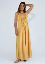 Vestido largo de tirantes finos, color amarillo, con escote en V profundo y detalle de volados en el frente. Diseño holgado y fluido.