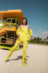 Blusa amarilla con opción de hombros cubiertos o strapless. Confeccionada en lino y algodón.