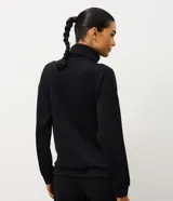 Campera deportiva de modal color bordó, con cierre frontal, cuello alto y puños acanalados. Presenta un diseño entallado con recortes que brindan un ajuste cómodo y moderno.