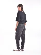 Jean de mujer color azul claro, de corte recto y tiro alto.