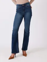 Jean elastizado marca Sound Style, color azul oscuro, de tiro alto y pierna bootcut. Tiene pretina con pasadores, botón y cierre, y bolsillos en la parte delantera y trasera.