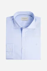 Camisa de manga larga Brooksfield con tejido dobby texturizado, corte slim fit y cuello italiano. Presenta cartera abotonada y logo bordado en el pecho.