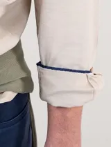 Camisa azul marino de hombre, marca El Ganso, confeccionada en algodón 100%, con cuello button-down, corte regular fit, manga larga terminada en puño simple y cierre con botones.