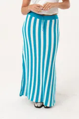 Falda larga tejida a rayas verticales turquesas y blancas, con pretina elástica y tajos laterales.